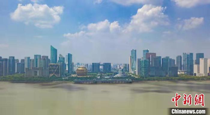 浙江杭州錢塘江畔?！⊥鮿?攝
