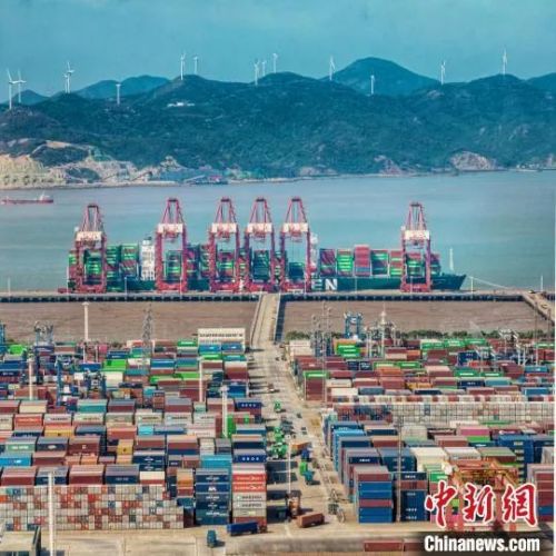 寧波舟山港作業(yè)場(chǎng)景。高雪峰 攝