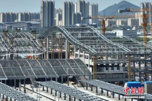 圖為航拍南沿江鐵路江陰站站房屋面鋼結(jié)構(gòu)桁架整體提升現(xiàn)場(chǎng)。(無(wú)人機(jī)照片) 中新社記者 泱波 攝